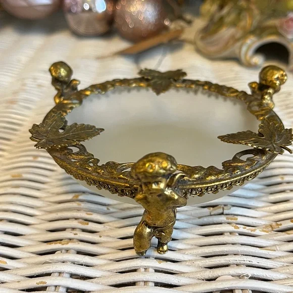 VINTAGE Ormolu style Brass Leaf Trinket Glass Dish Frosted Glass With Cherubs - Picture 2 of 7